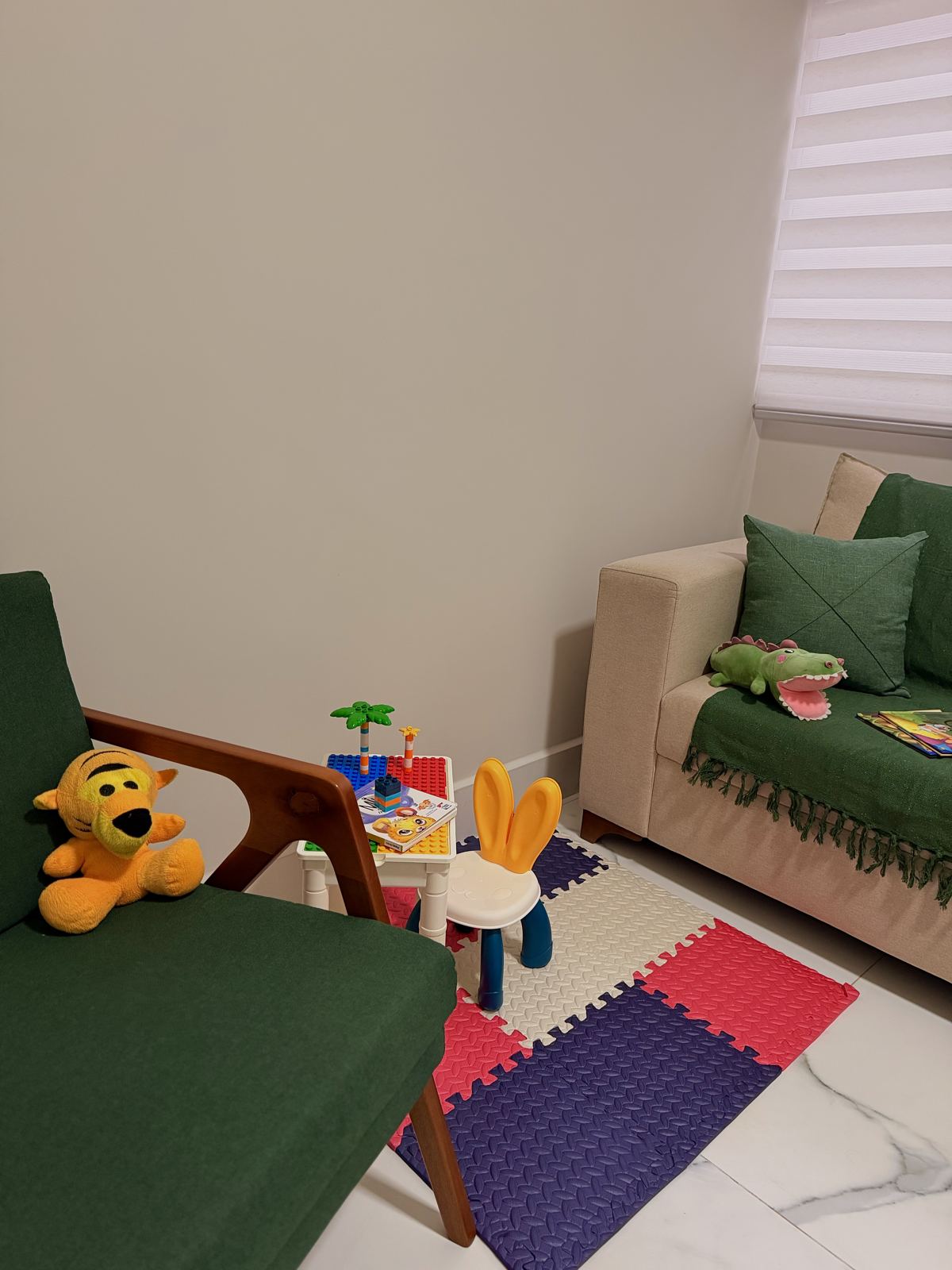 Canto infantil com tapete, mesa de brincar e poltrona